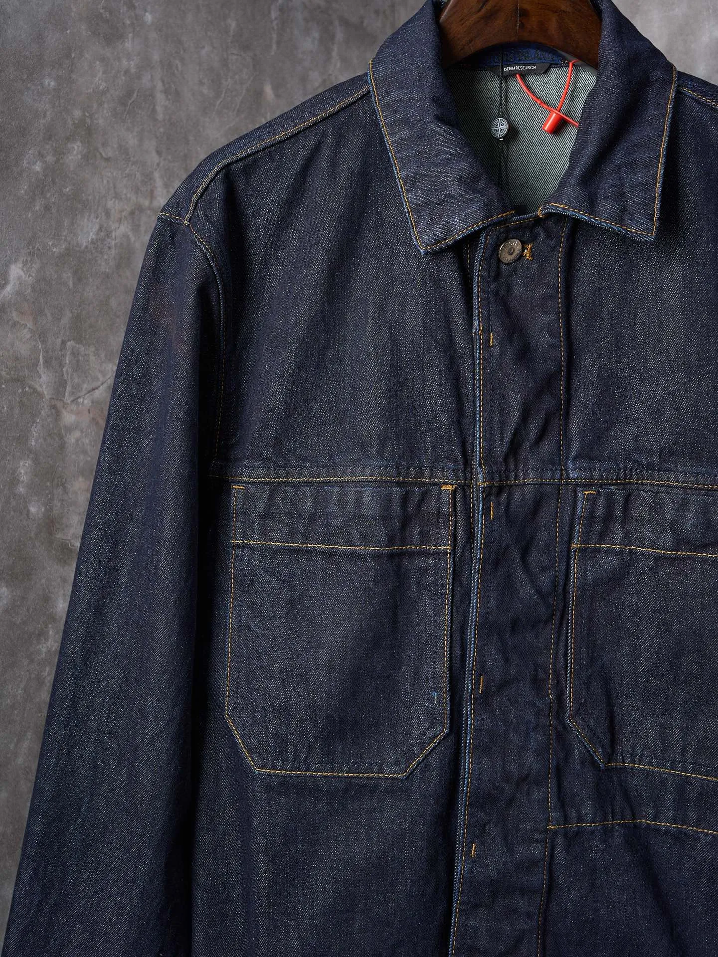 P510 Actual auction】Stonesland/Stone Island Badge Denim Jacket [Ready Stock] S M L Highlight the imprint of the brand. Simple lines outline neat silhouettes to outline a casual and free style. Workwear genes are infused with luxury DNA. Simple charm and versatile charm. Imported machine embroidery technology is used. Advanced computer control systems and sophisticated mechanical components are used to realize the Stonesland badge embroidery operation. High precision. The lines are smooth and delicate. The whole garment is washed with medium-high filtration. Use a special solution to remove stains and slight fading. Then use a strong washing method to fade the color and make it more uniform. The whole piece of clothing is stitched together using a clip-on machine. The clip-on machine can control the distance between the two needles by changing the needle position, achieving seamless splicing, smoothness, neatness, and a loose fit.